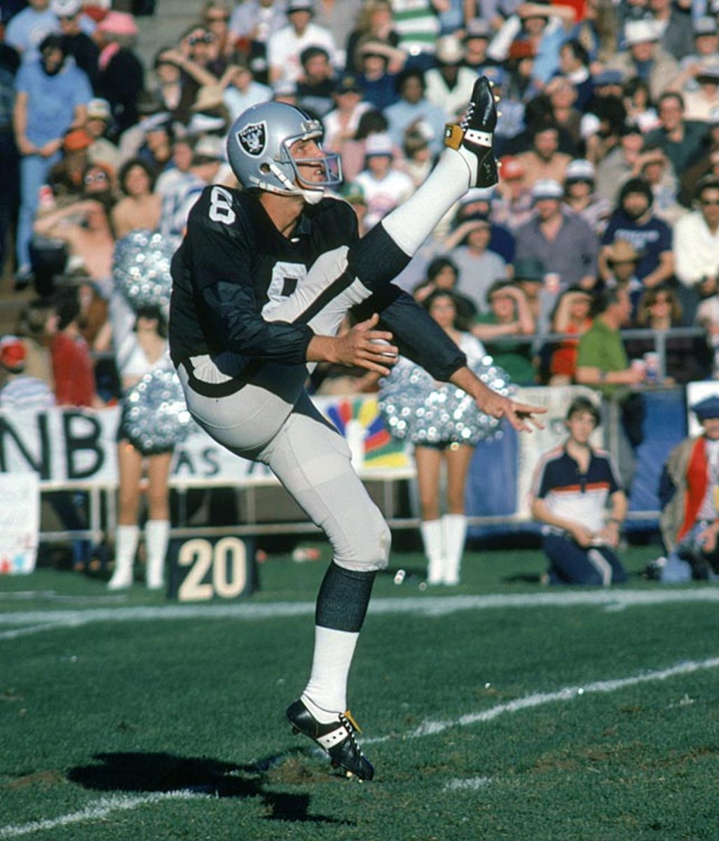 Safety Jeff Donaldson of the Houston Oilers runs with the football News  Photo - Getty Images