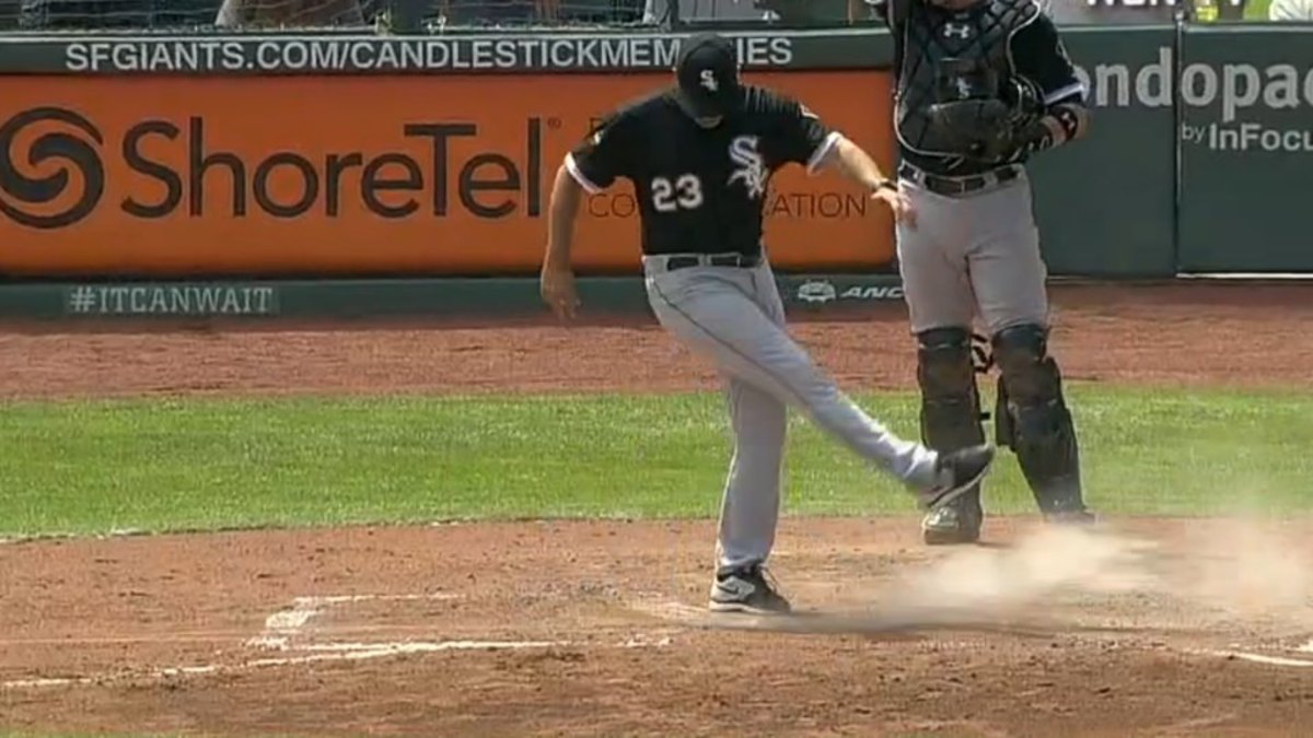 Chicago White Sox' Robin Ventura blows up after play is overturned