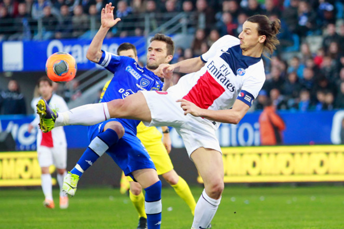 Ибрагимович пяткой голв паутинку. Бастия кто играет футбол. FC Bastia.