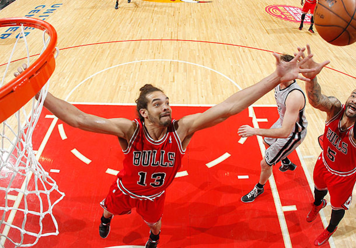 Joakim Noah grabs a rebound