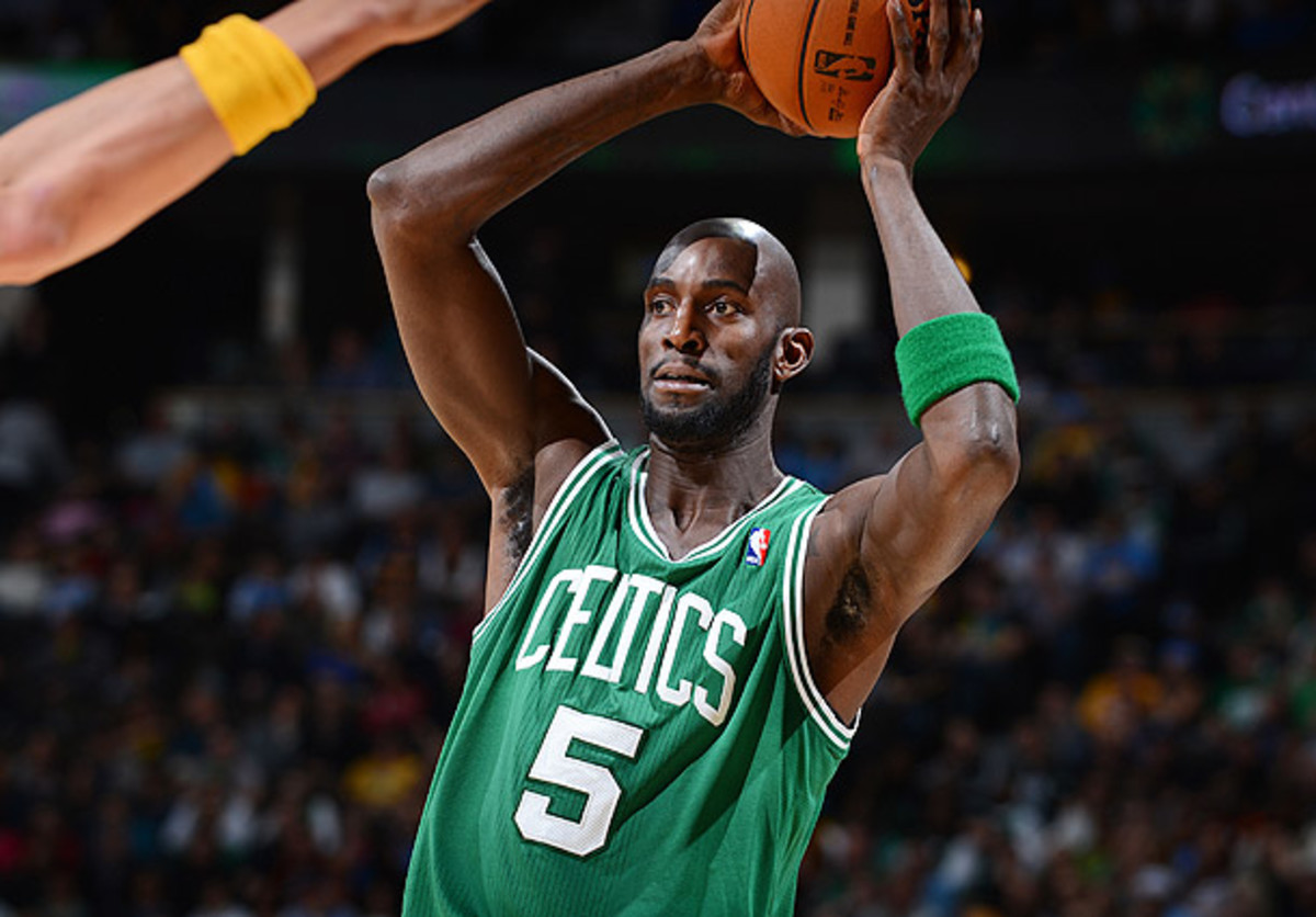 Kevin Garnett looks for a passing lane