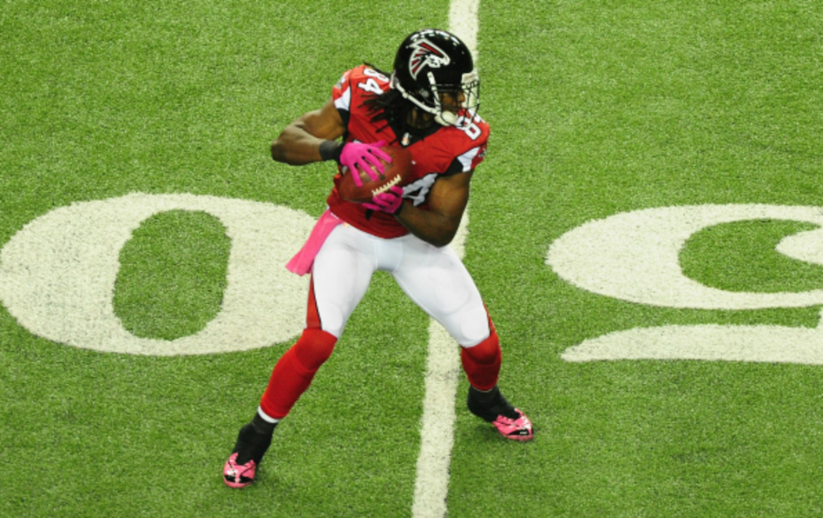 Former Atlanta Falcons player Roddy White leaves the field at halftime of  an NFL football game between the Atlanta Falcons and the New Orleans  Saints, Sunday, Jan. 1, 2017, in Atlanta. (David