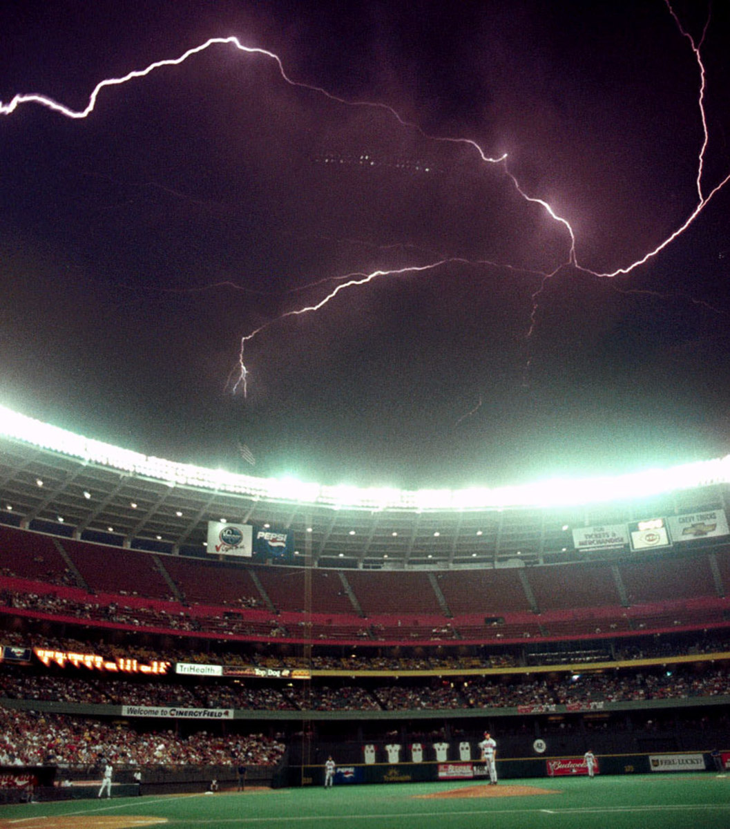 2000-cincinnati-reds-cinergy-field-lightning.jpg