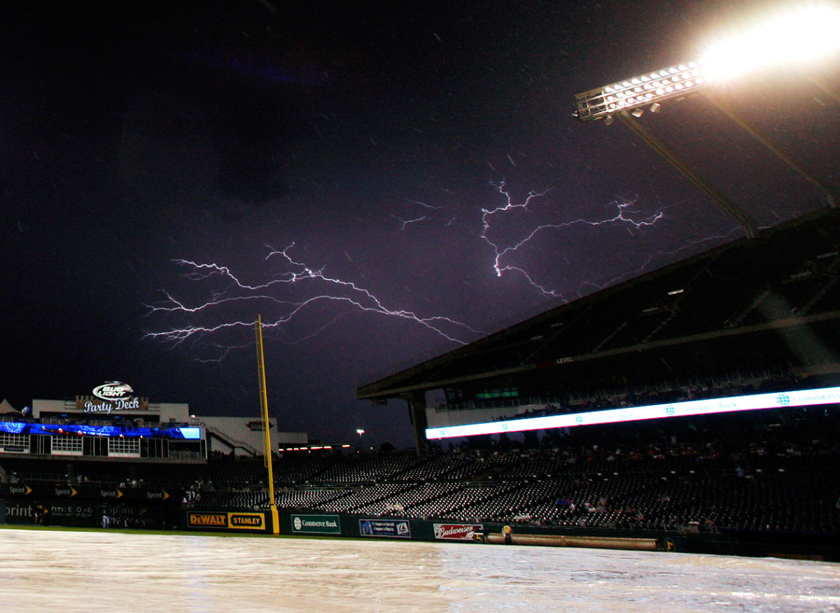 2010-kansas-city-royals-kauffman-stadium-lightning.jpg