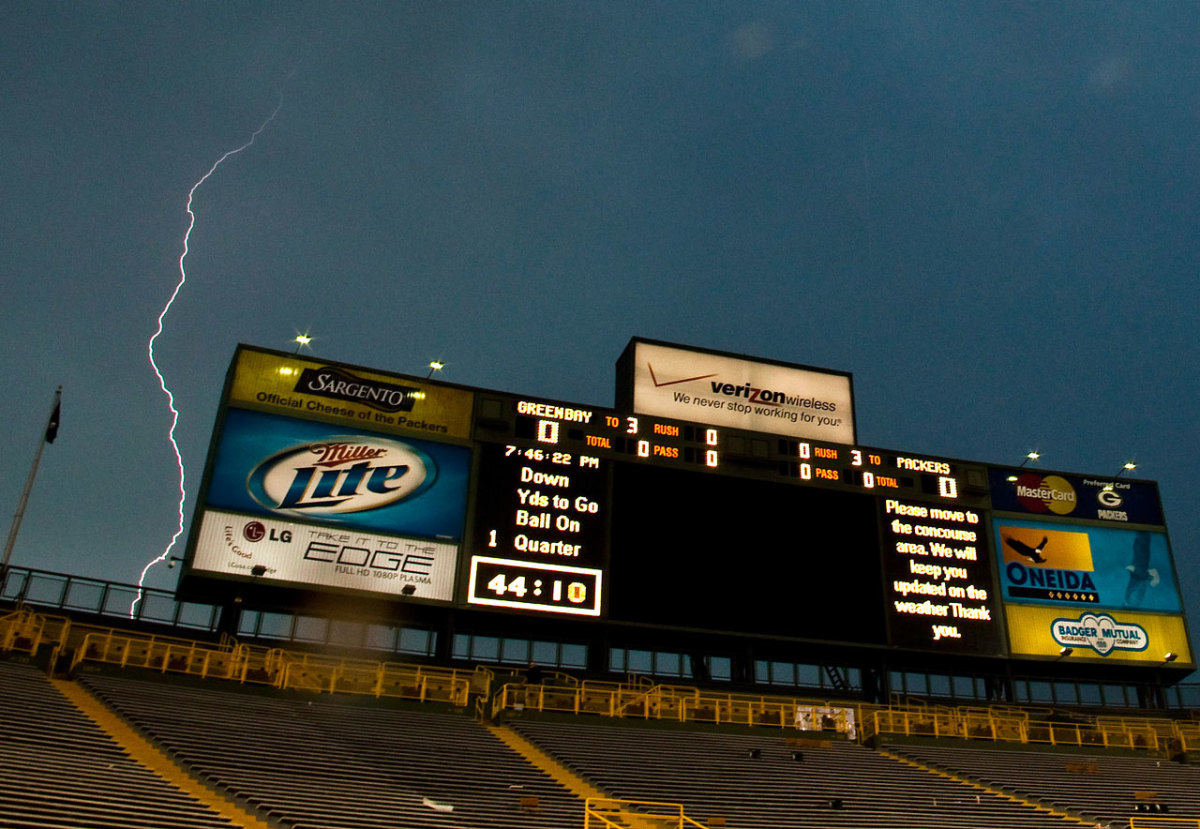 2009-green-bay-packers-lambeau-field-lightning.jpg