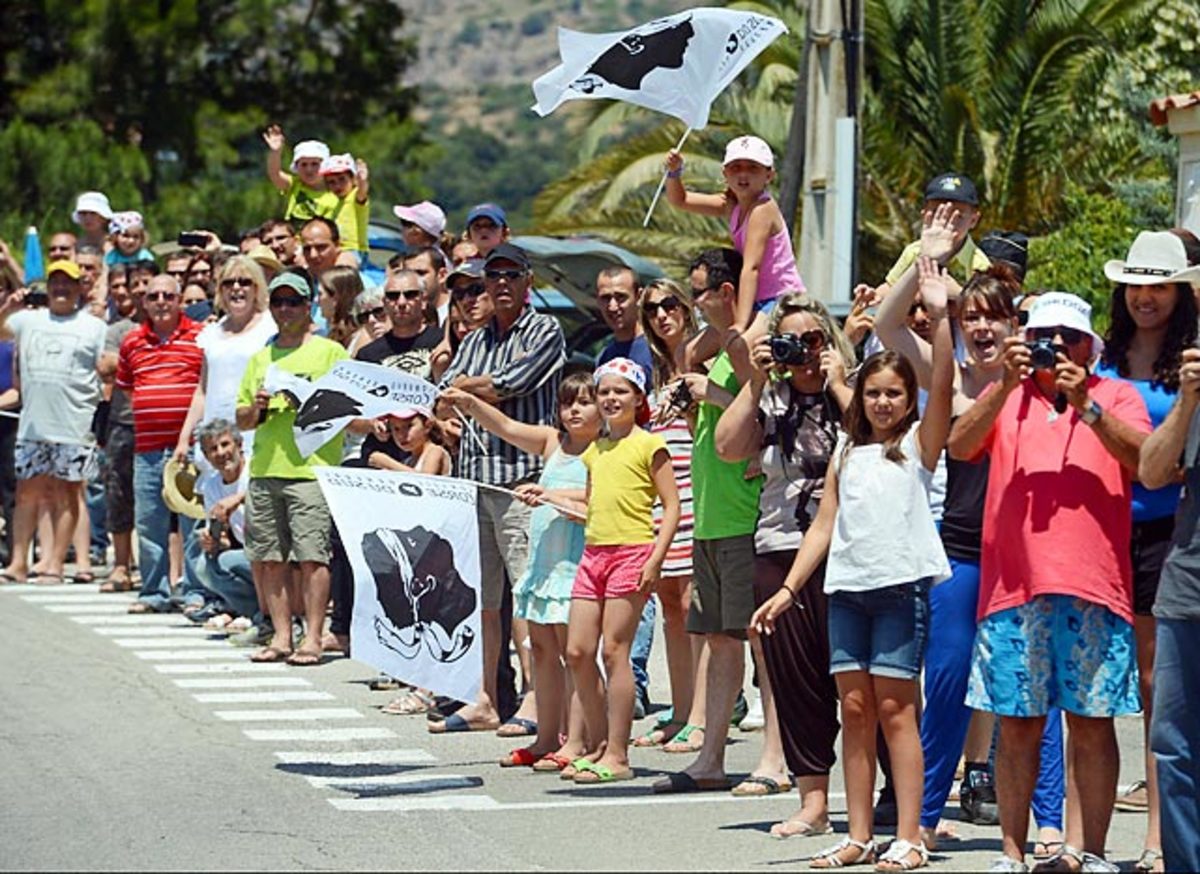 130708171343-tour-de-france-fans-stage-3-single-image-cut.jpg