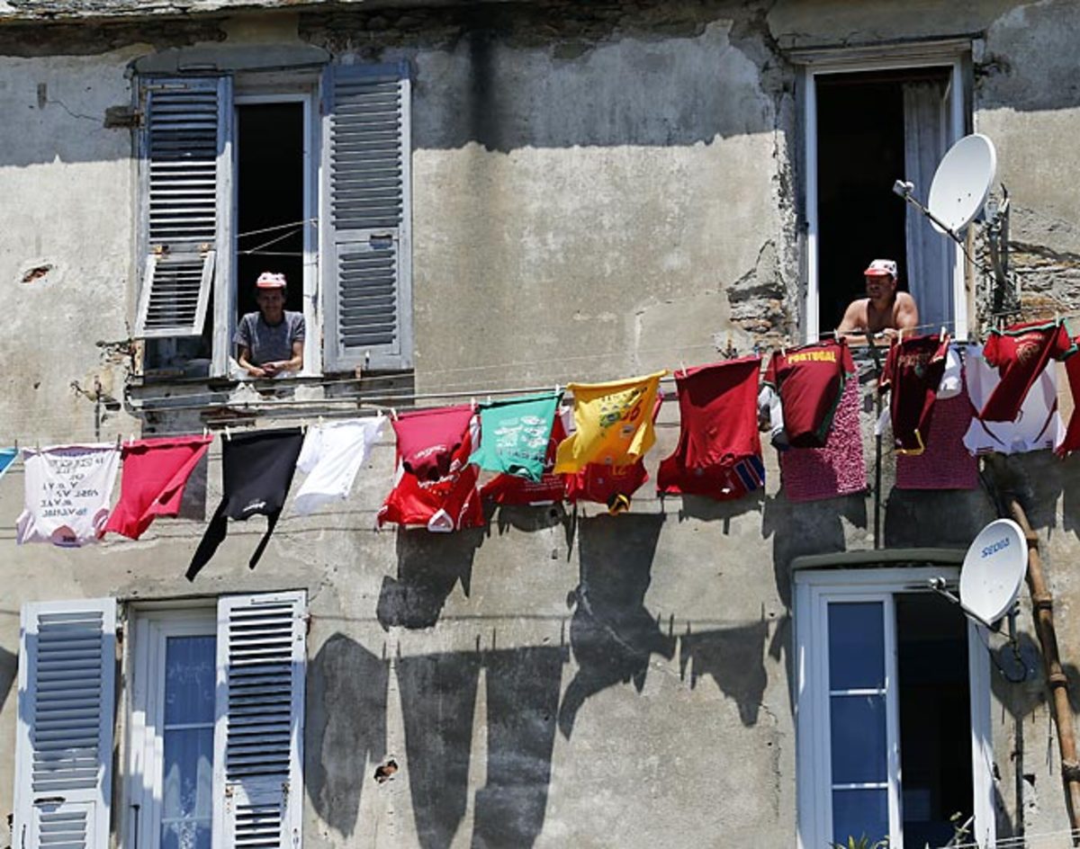 130708171257-tour-de-france-fans-262-10-single-image-cut.jpg