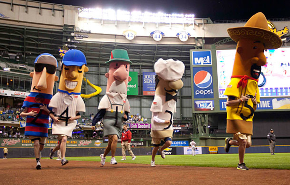Brewers sausage race ends with painful face plant at finish line