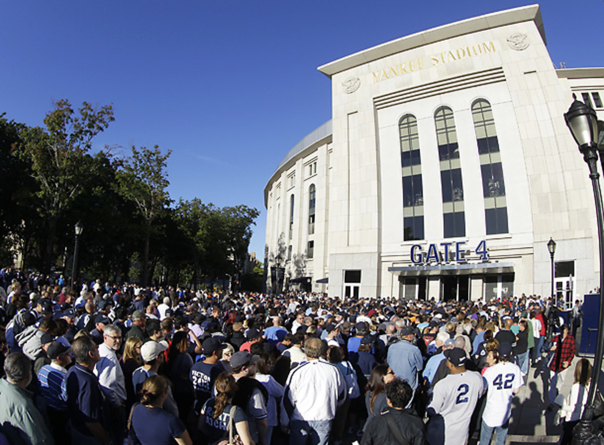 Fans irritated after Mariano Rivera bobbleheads arrive late to Yankee  Stadium - Sports Illustrated