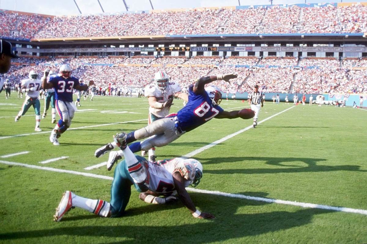 New England Patriots tight end Ben Coates, right, runs in for a