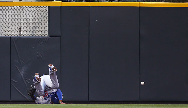 Mets' Jason Bay crashes into wall; leaves game 