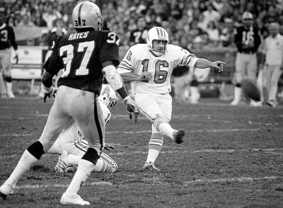 Rare Photos from the 1980 NFL Season - SI.com Photos  Oakland raiders  football, Raiders football, Raiders players