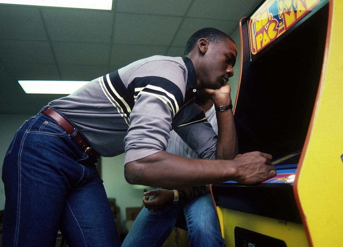 1983-Michael-Jordan-Ms-Pac-Man-079000335_0.jpg