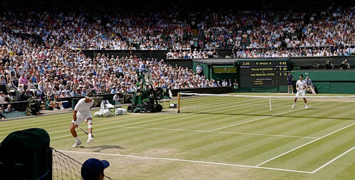 Del Potro hits a 'tweener in the first set. (Adrian Denis/AFP/Getty Images)