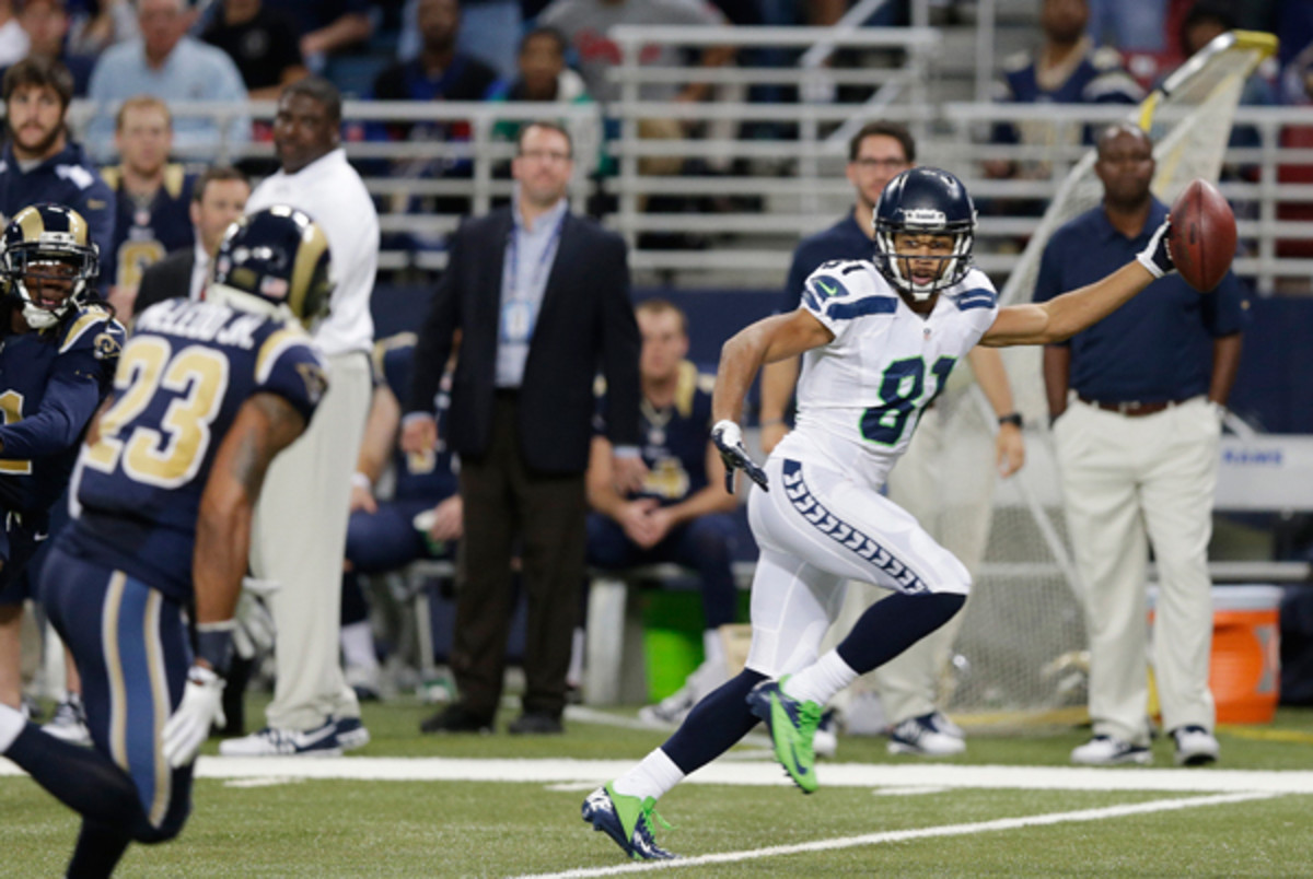 Seahawks hold Rams with goal-line stand to win ugly on the road