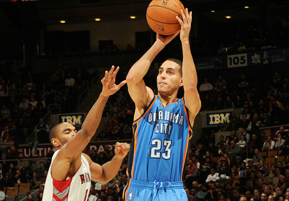 Kevin Martin shoots a three against the Raptors