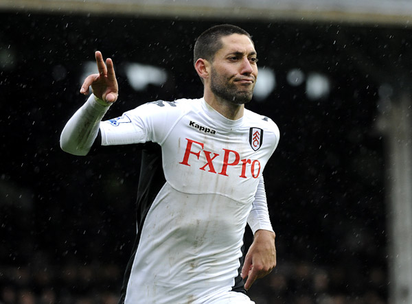 Fulham' s Clint Dempsey, center, dribbles past AS Roma's Marco