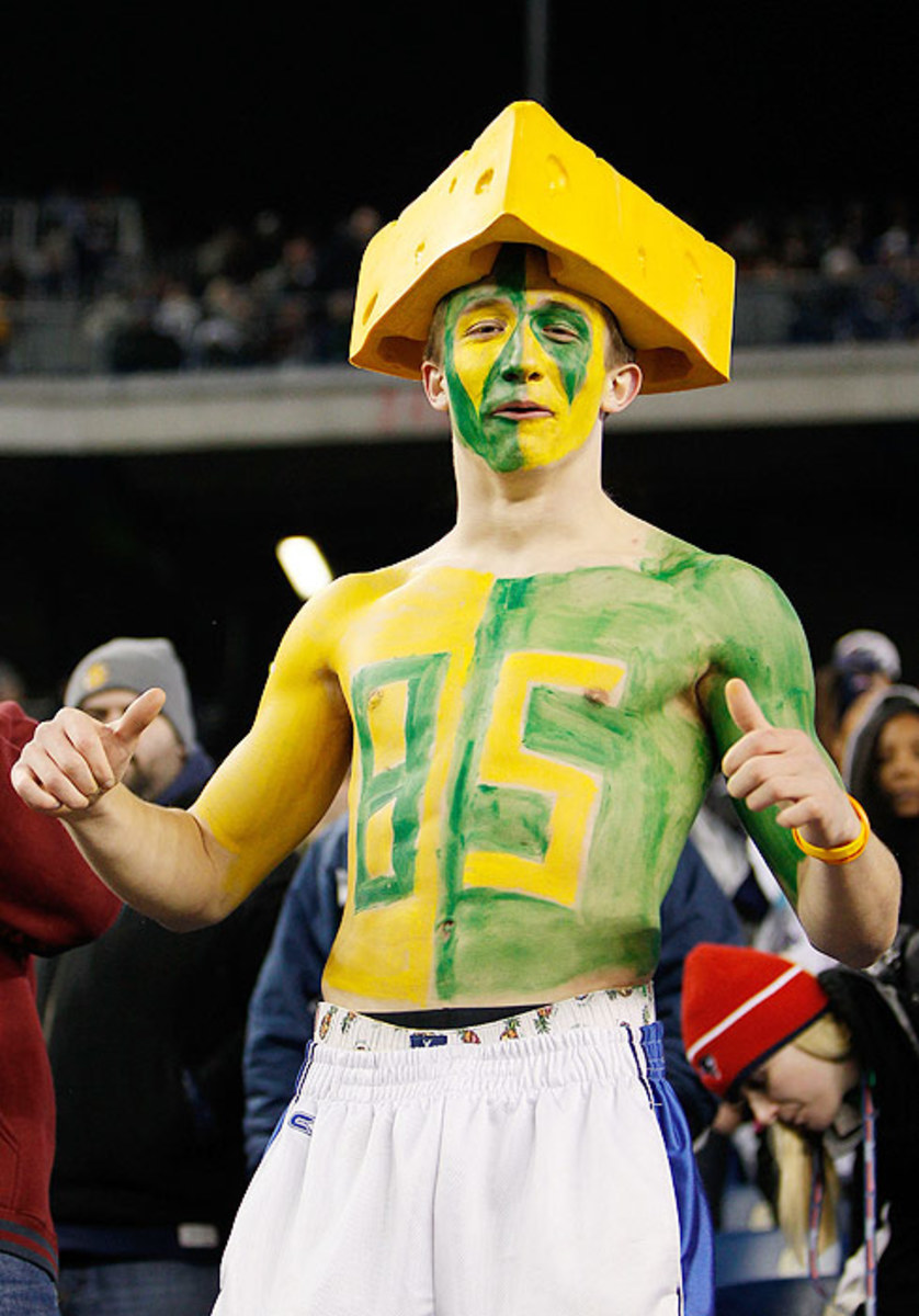 A Green Bay Packers fan with overalls, cheesehead and long beard  Fotografía de noticias - Getty Images