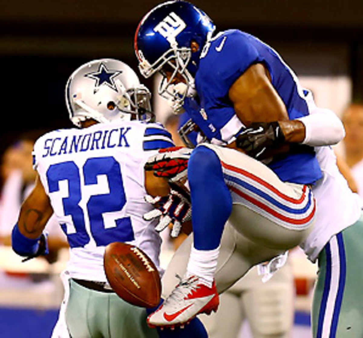 New York Giants Victor Cruz breaks tackles as he runs for a 99