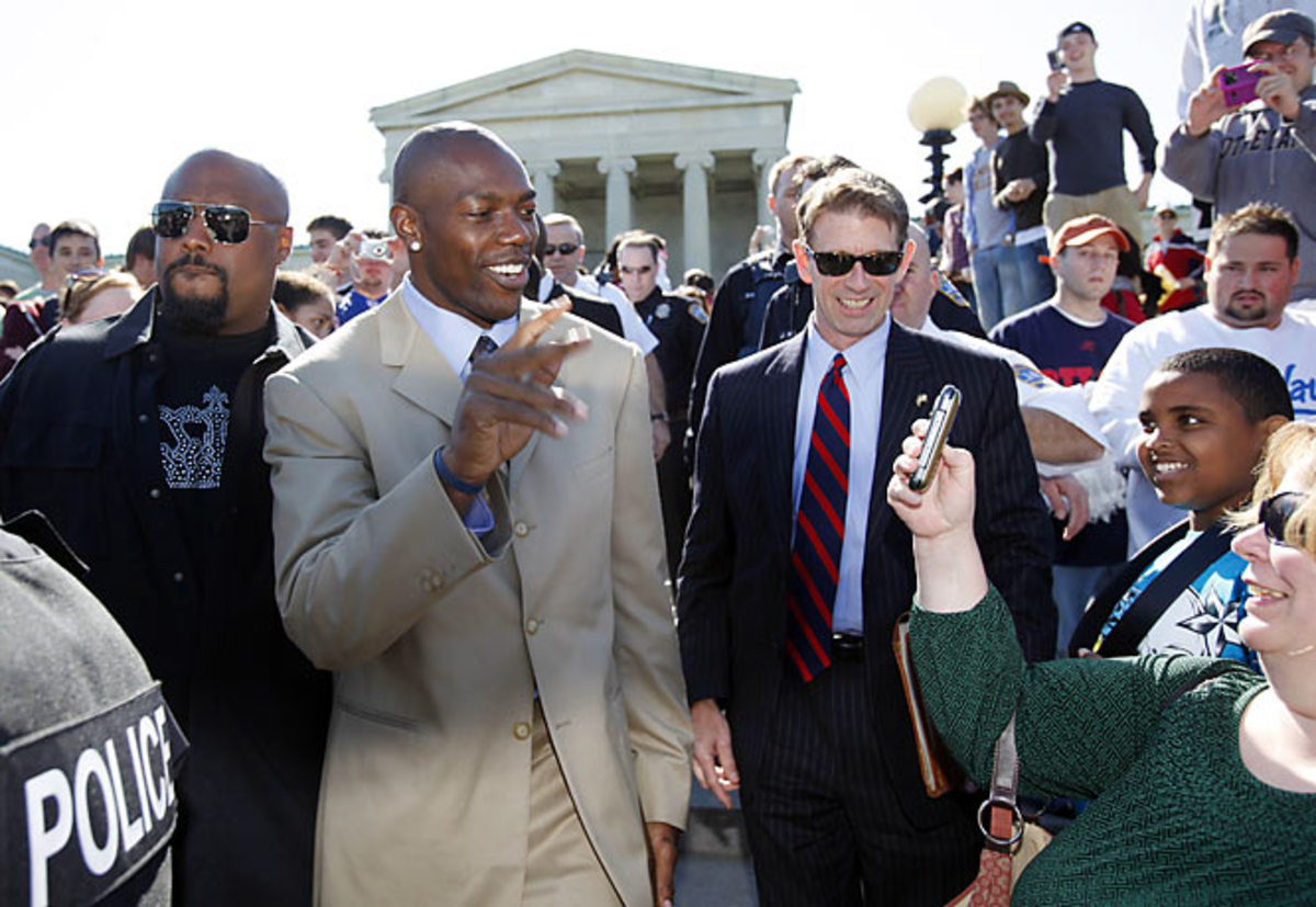 terrell-Owens.Arrives.tues.3.jpg