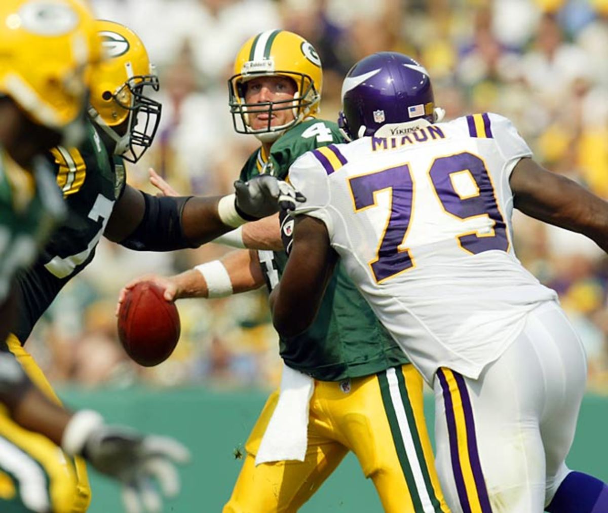 Favre tells ESPN he needs surgery to play again