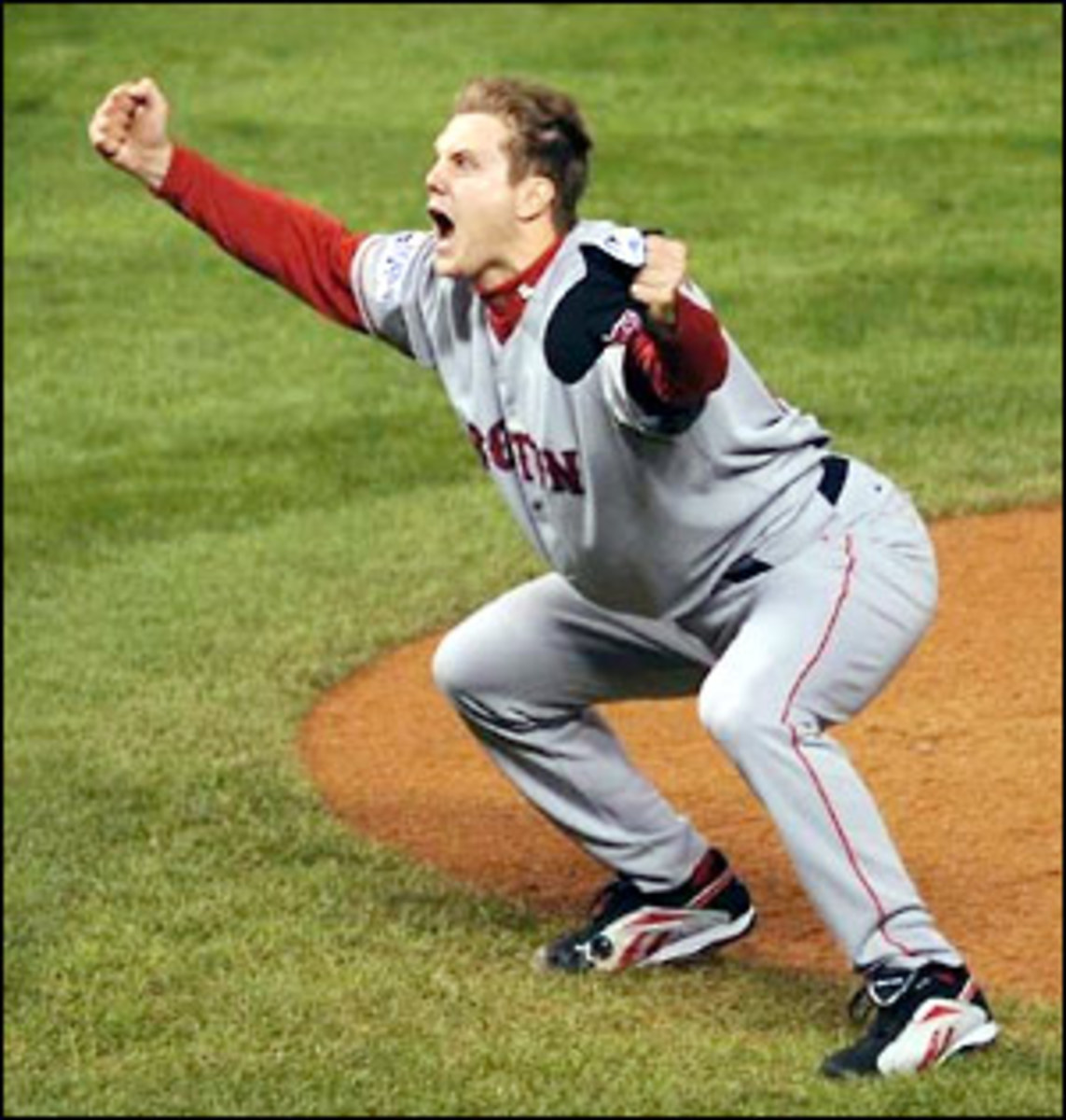 Boston Red Sox closing pitcher Jonathan Papelbon throws a pitch in