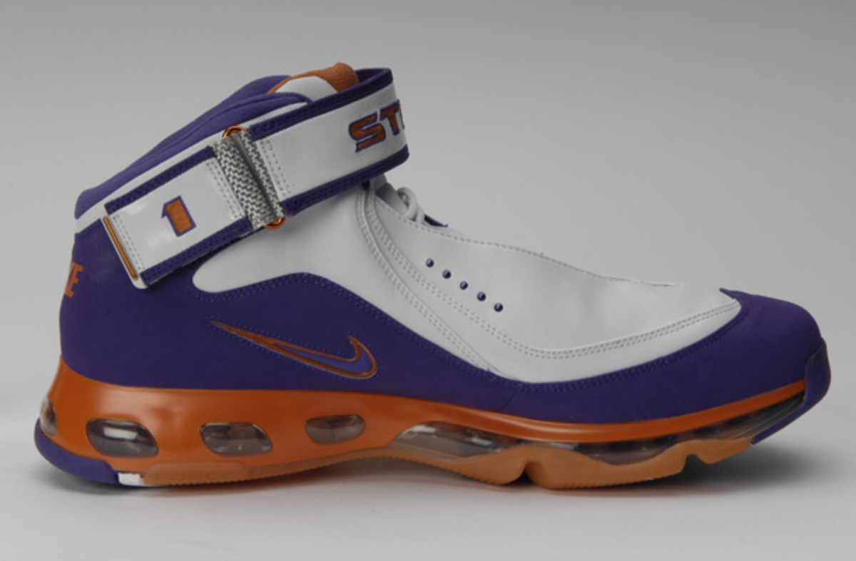 Nike Air Max 360 worn by Amar'e Stoudemire in 2005. (David Berkwitz/SI)