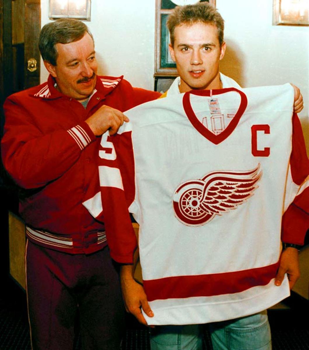 RED-WINGS-YZERMAN-HOCKEY.jpg