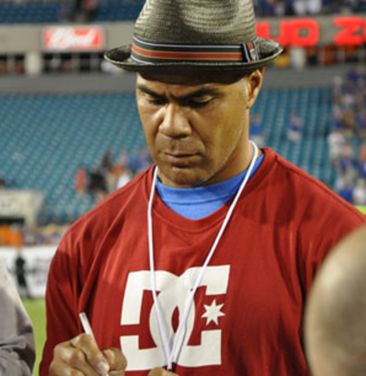 Reporter for a day: Junior Seau impressed with Florida's Spikes