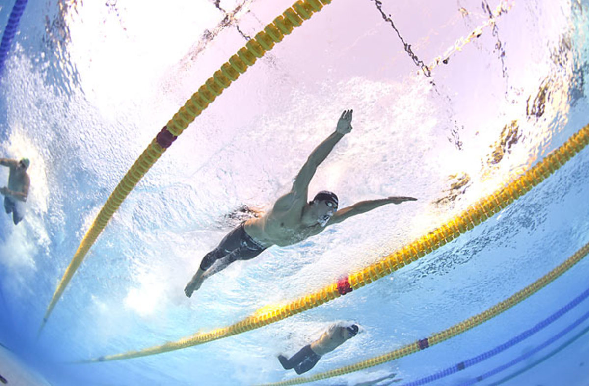 Michael Phelps setting new world record in the 200m butterfly final