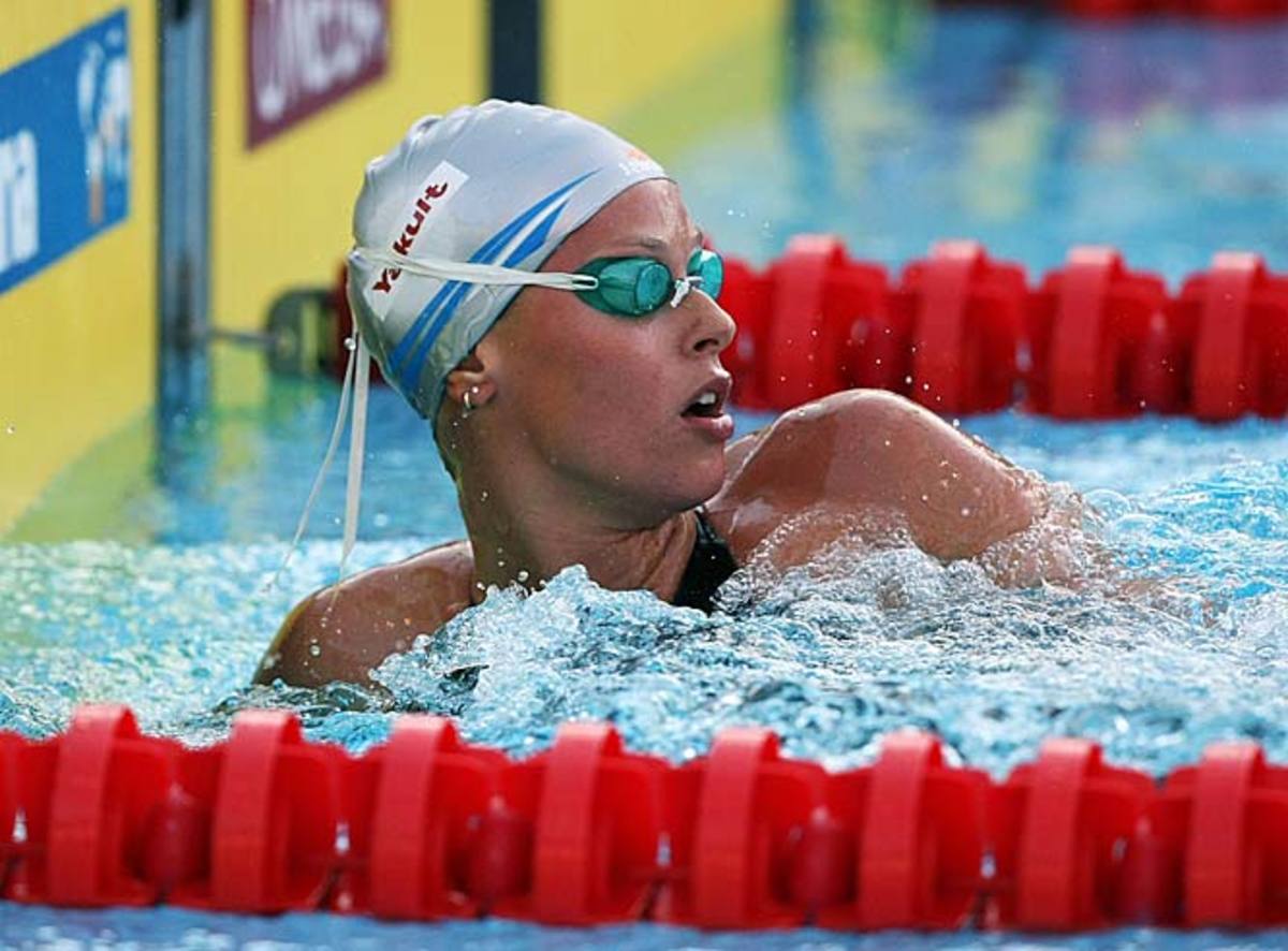 Federica Pellegrini breaks record in 200m freestyle