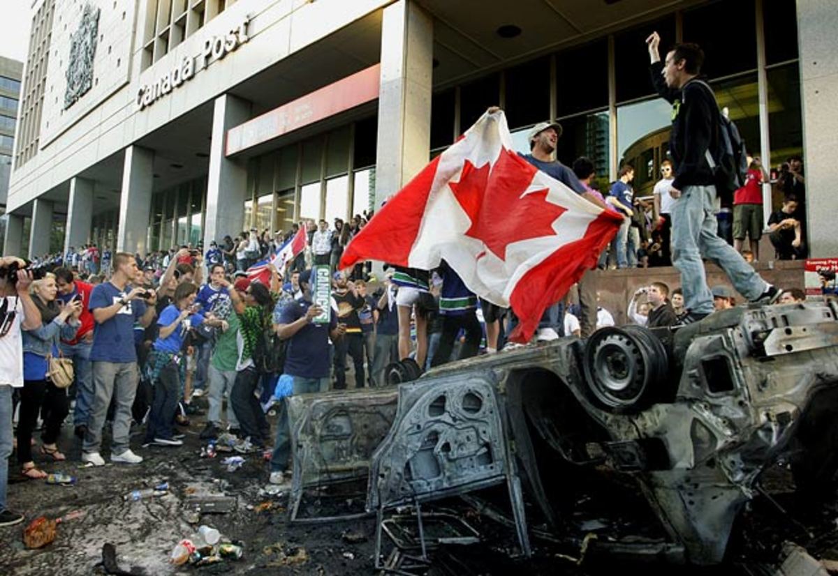 canucks-fans-riot_365.jpg