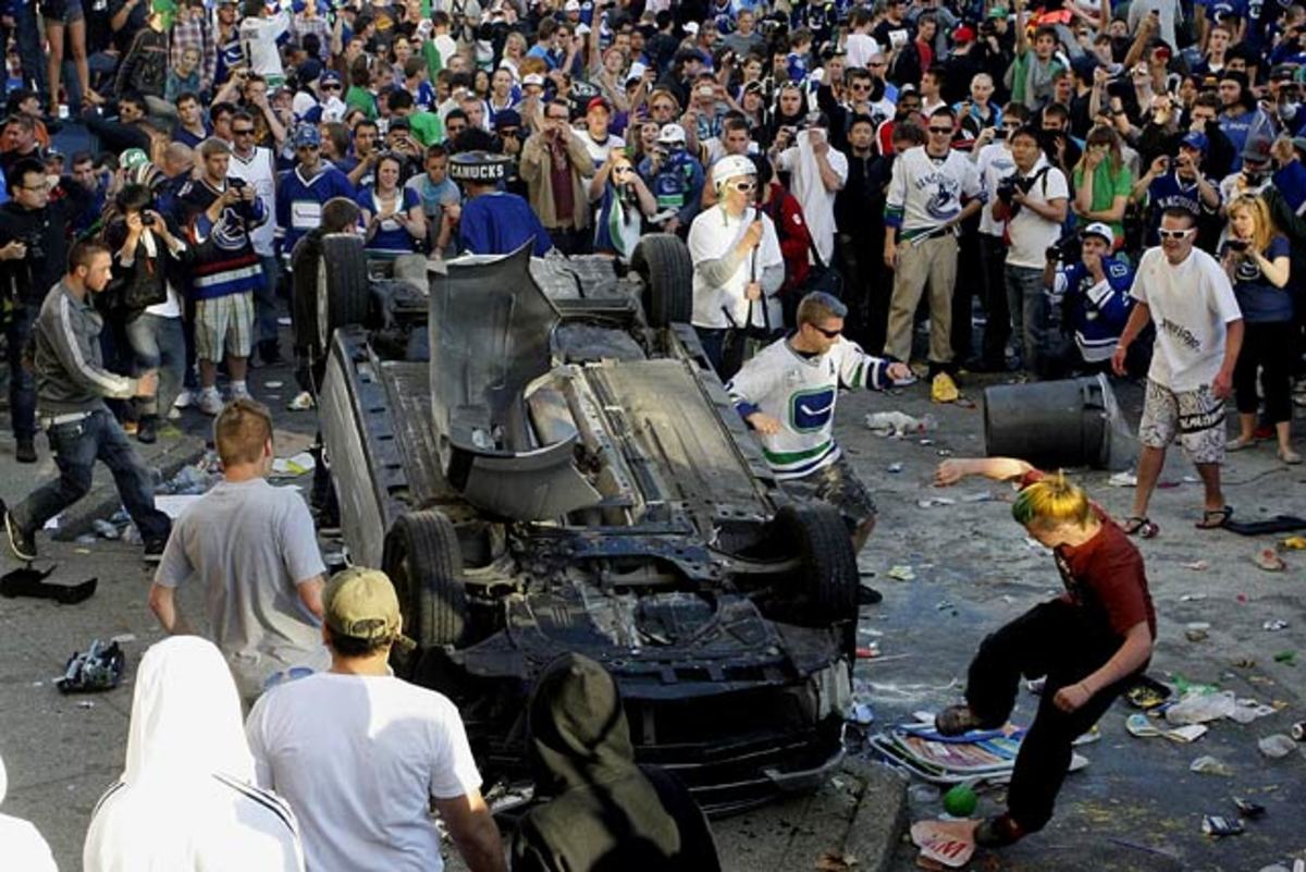 canucks-fans-riot_361.jpg