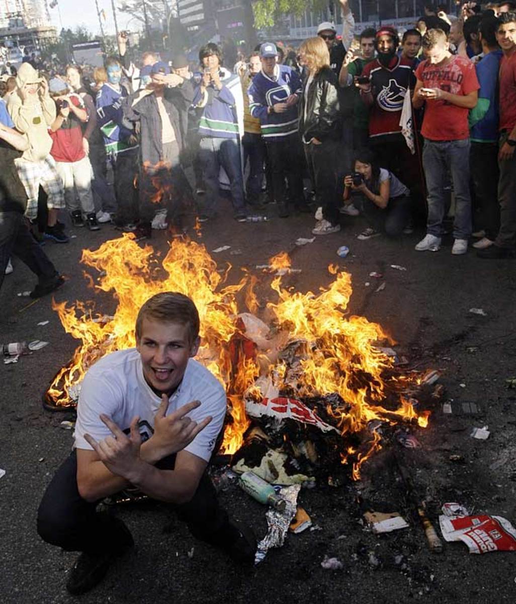 canucks-fans-riot_364.jpg