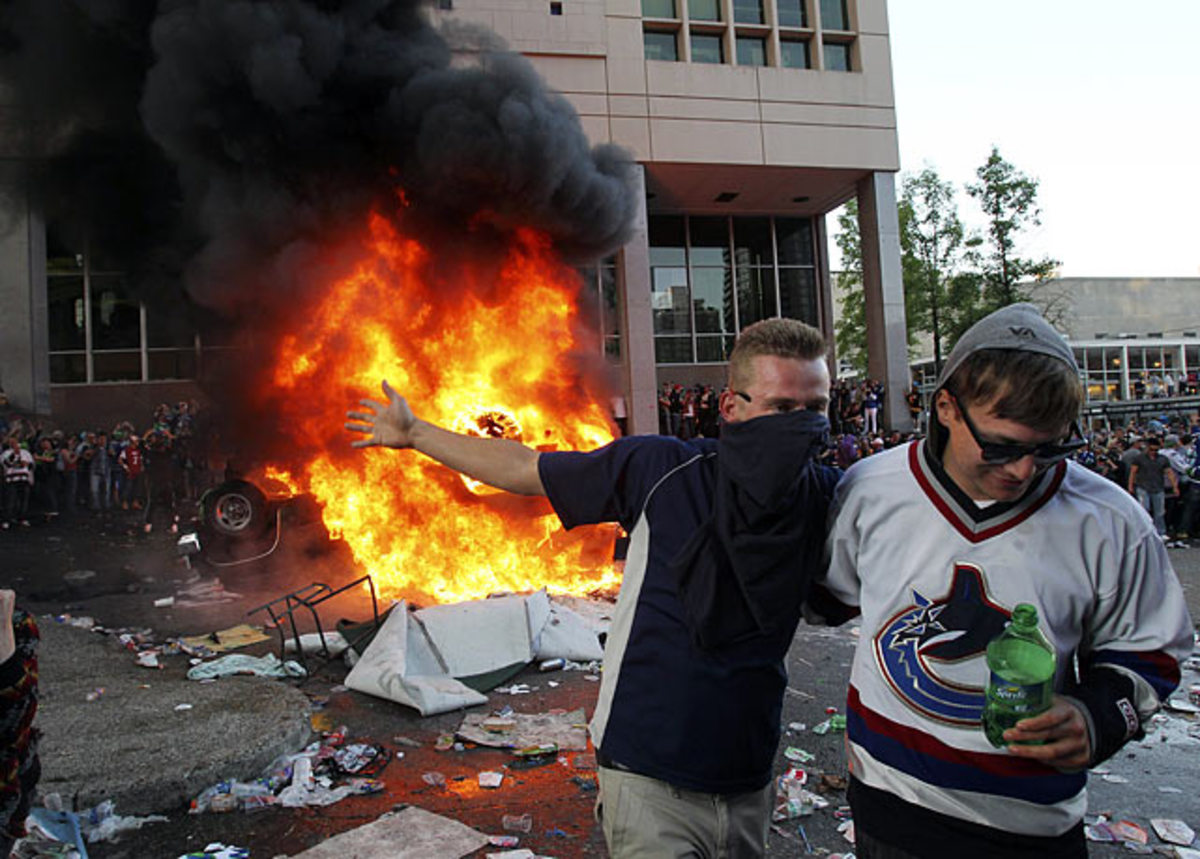 canucks-fans-riot-16T094837.jpg