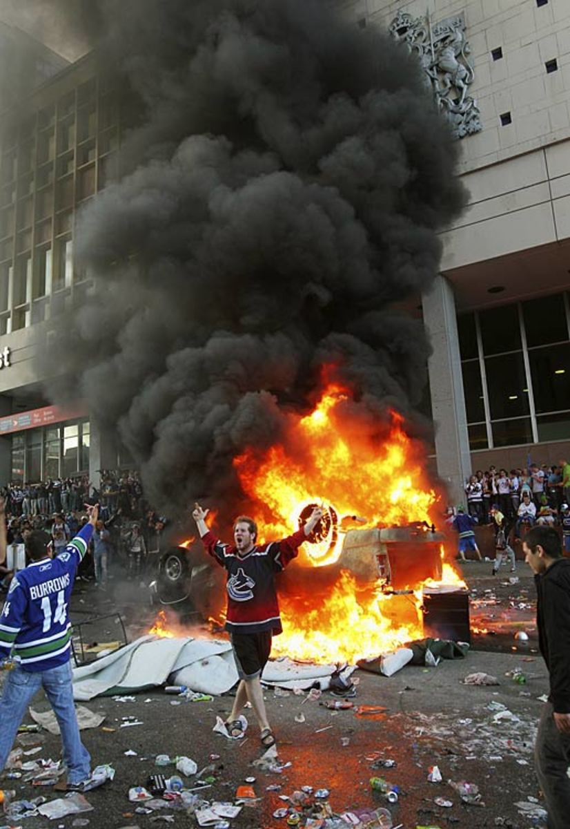 canucks-fans-riot-16T043909.jpg