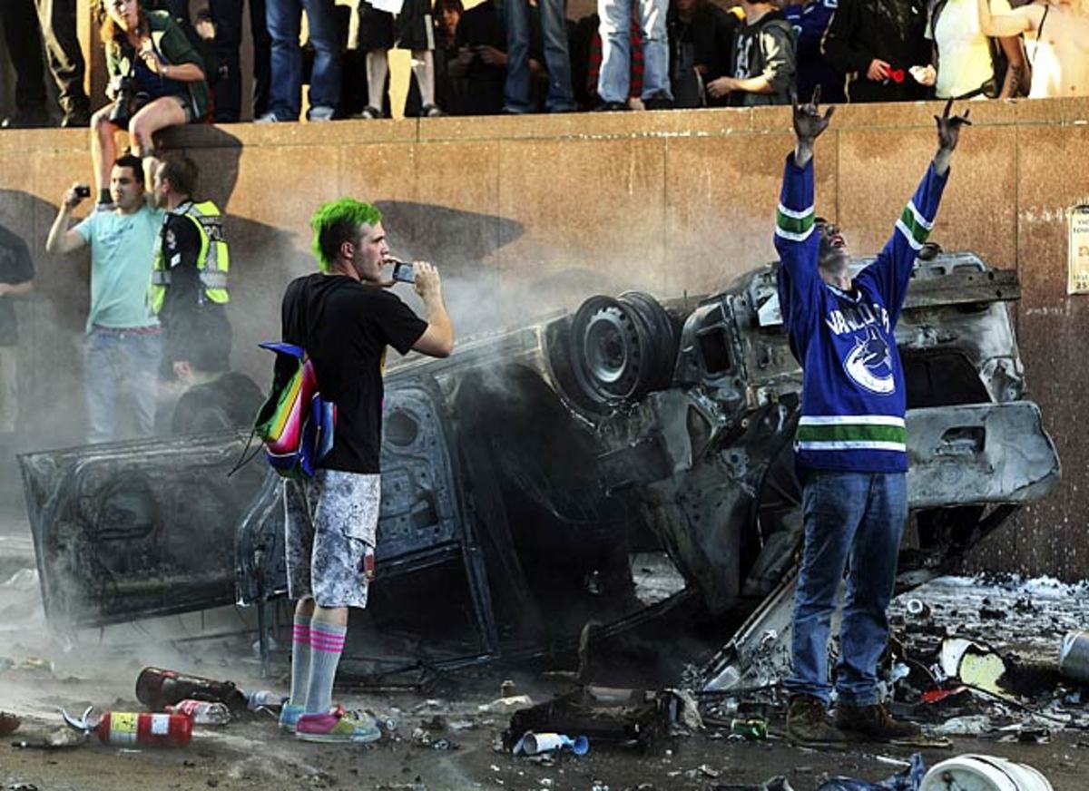 canucks-fans-riot-16T045716.jpg