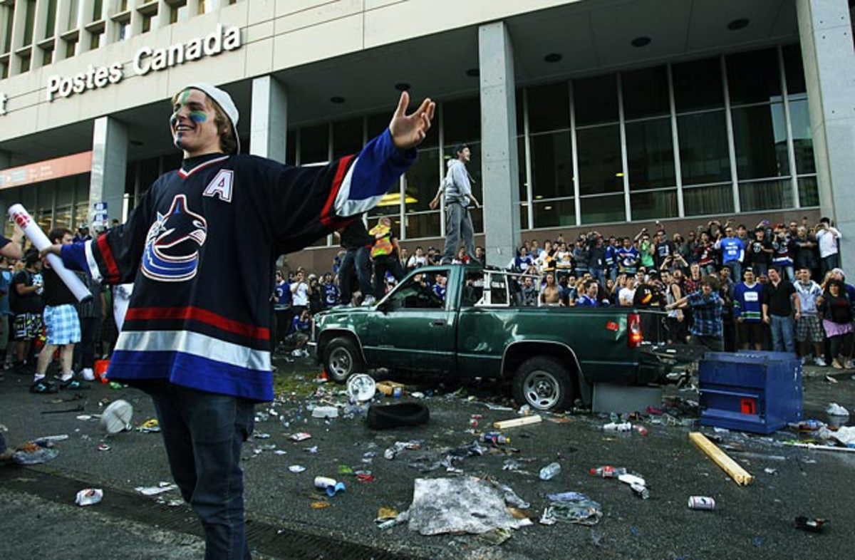 canucks-fans-riot-16T055523.jpg