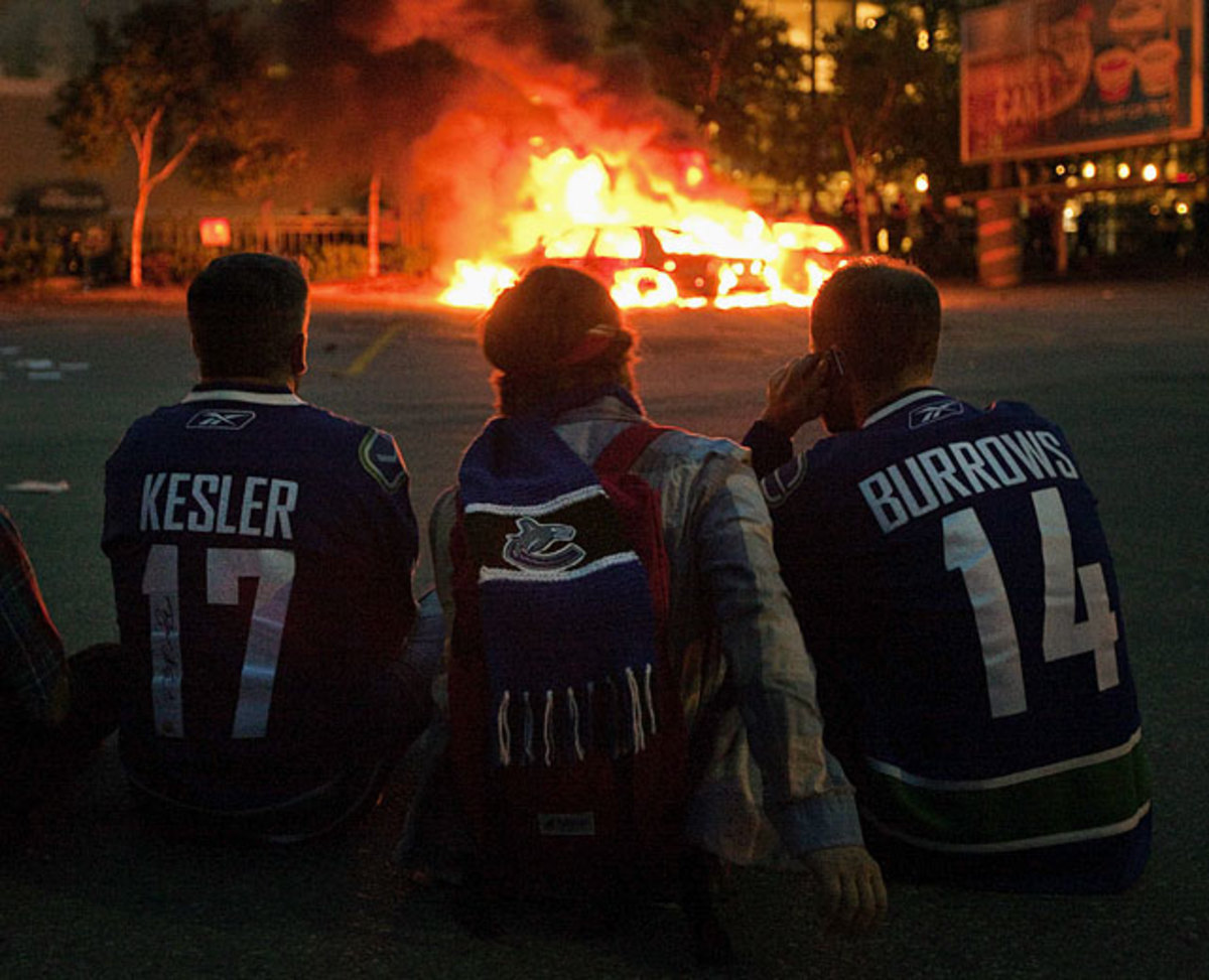 canucks-fans-riot-16T135653.jpg