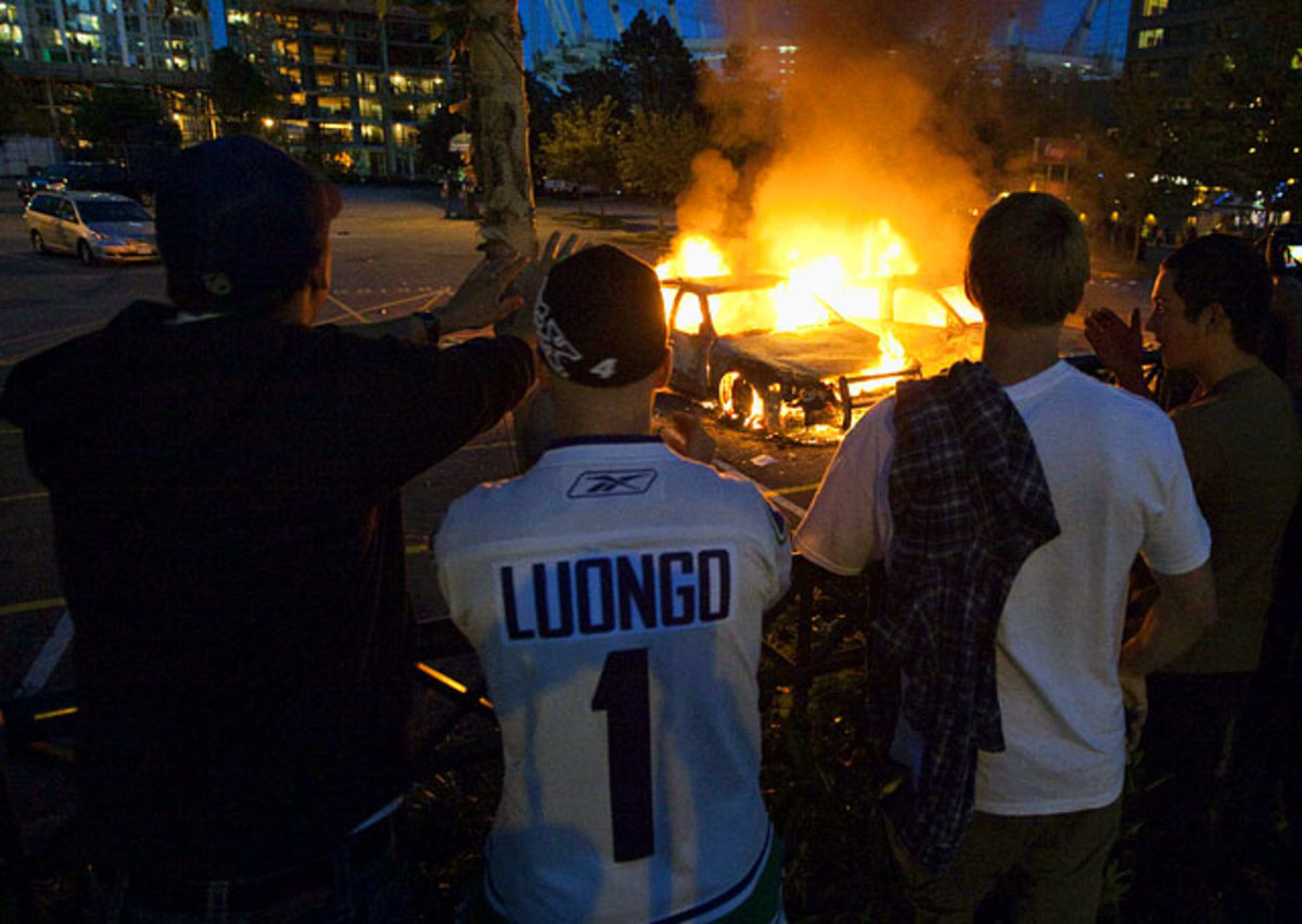 canucks-fans-riot-16T061526.jpg