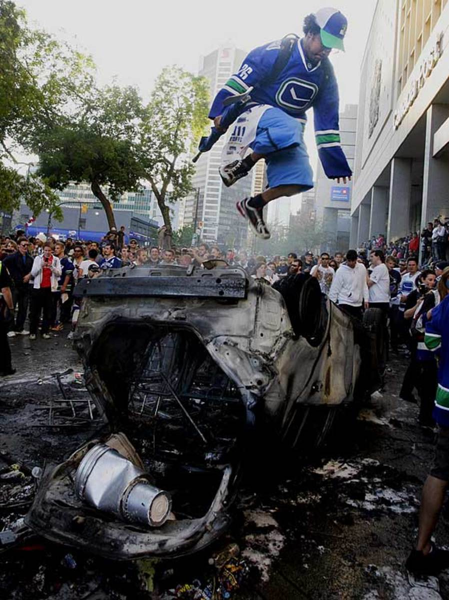 canucks-fans-riot_363.jpg