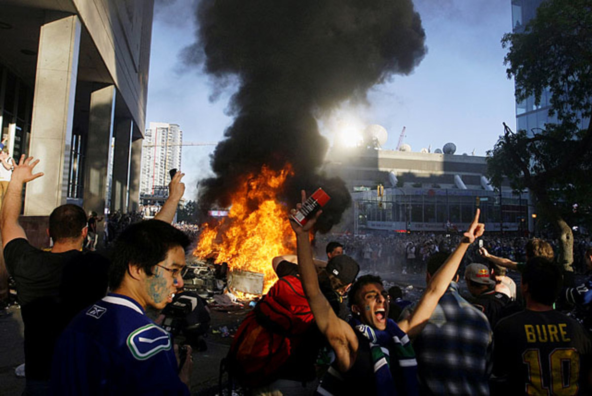 canucks-fans-riot_362.jpg