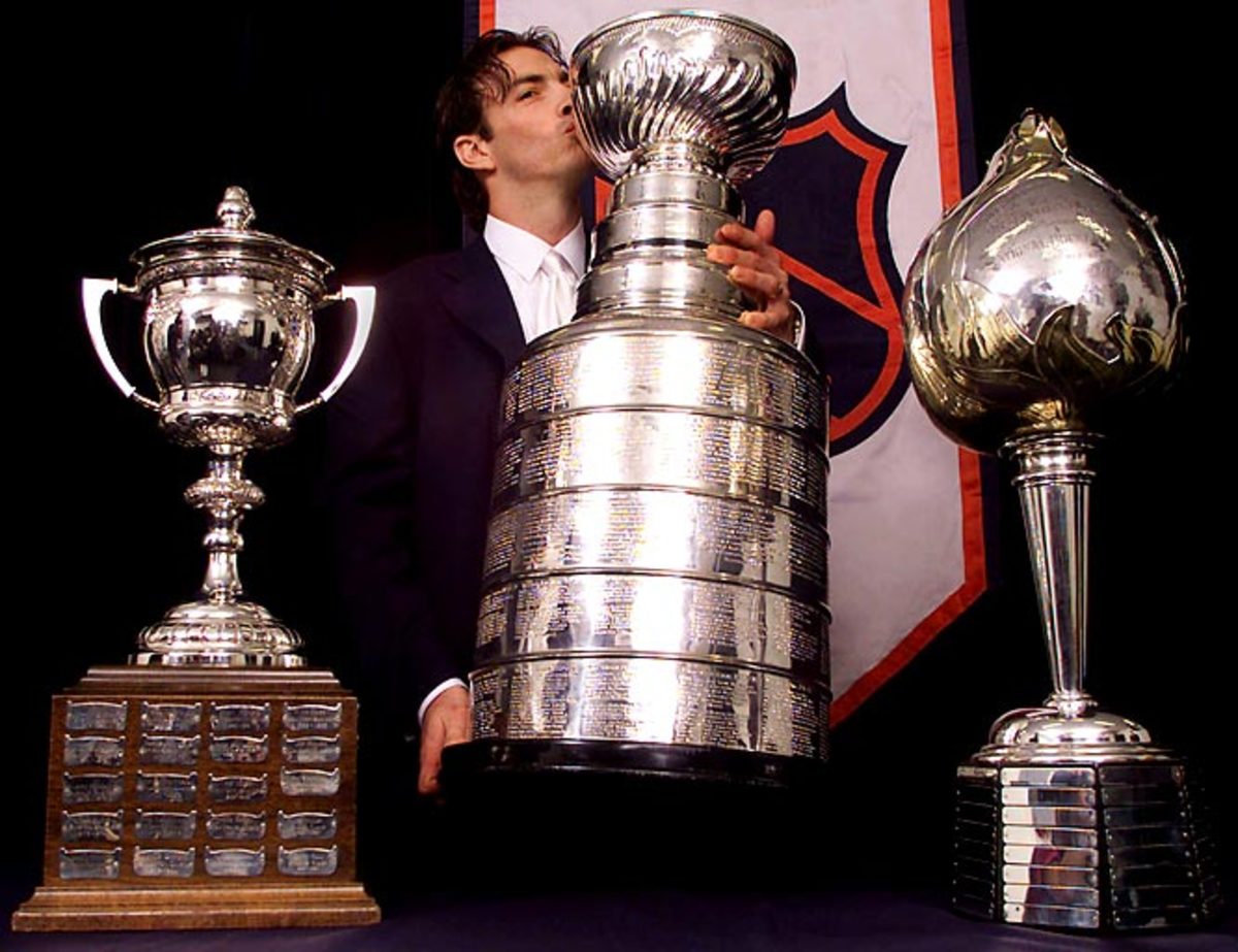 joe-sakic-2001-awards.jpg