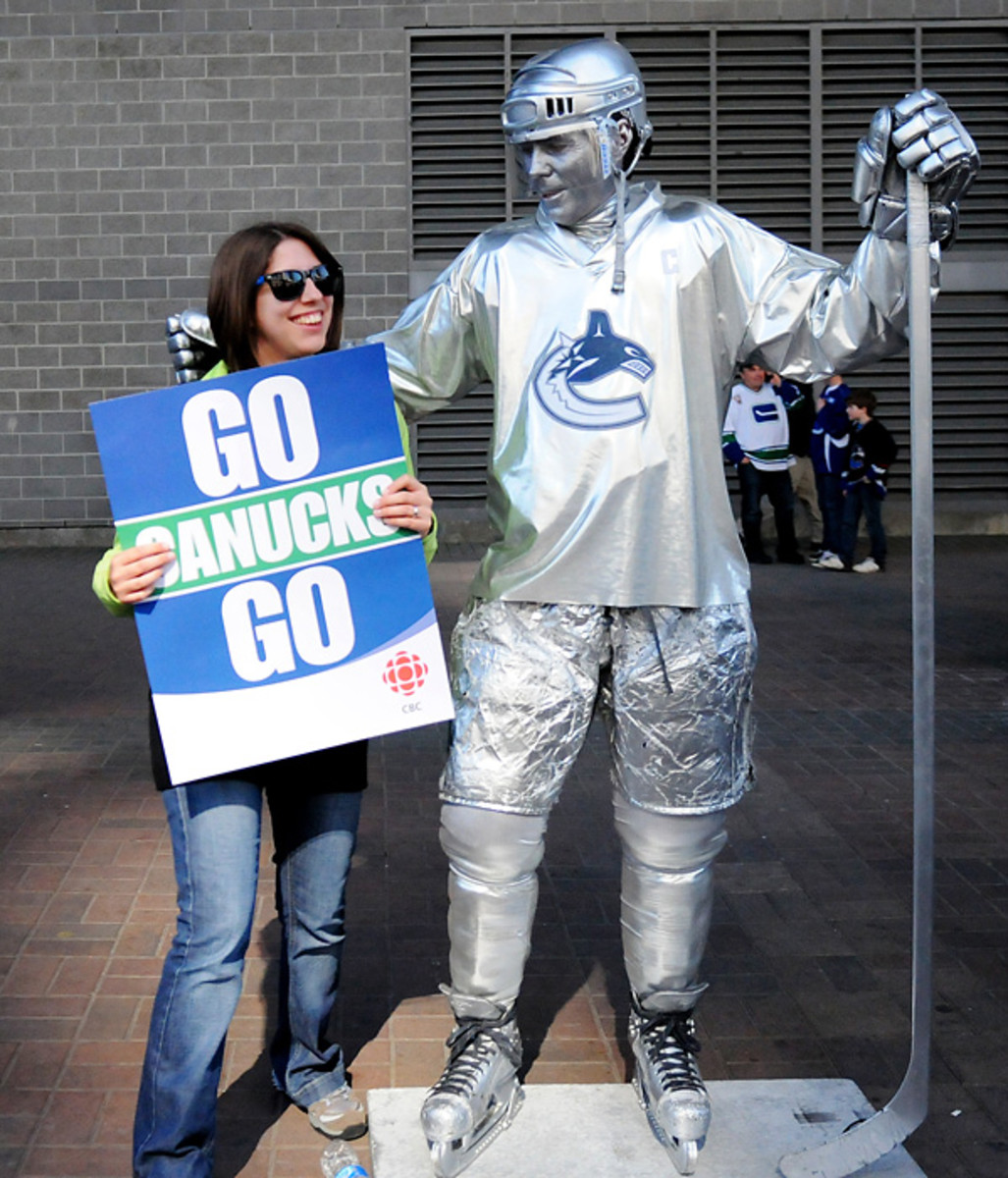 canucks-statue.jpg