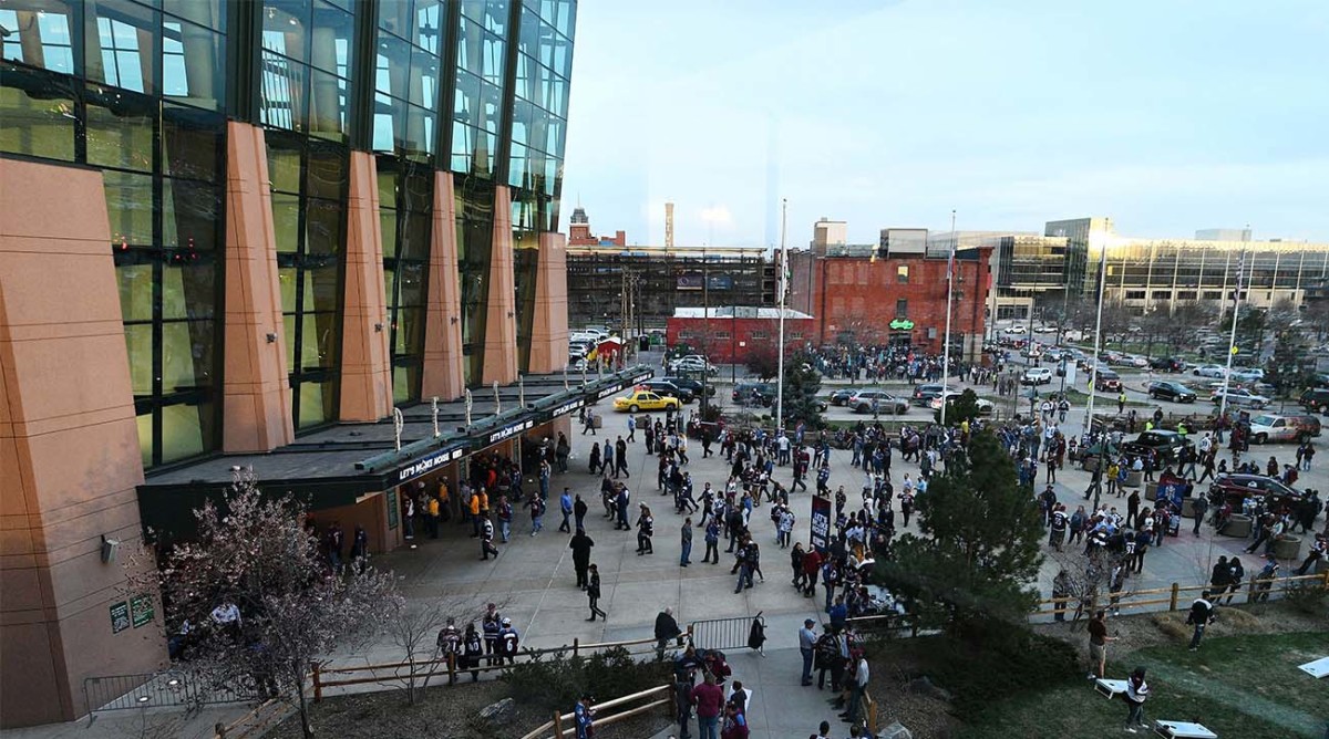 Woman-Denver-Arena-Guard-Remove-Hijab