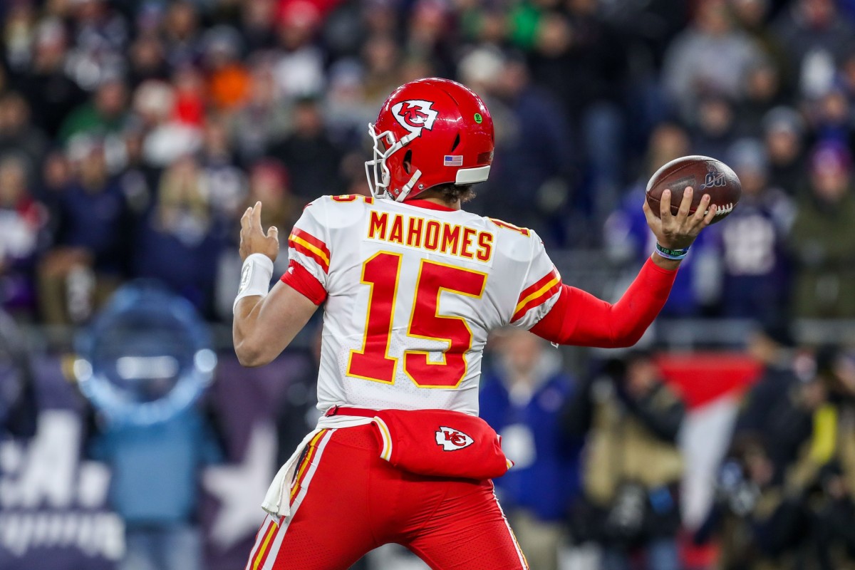 Kansas City Chiefs quarterback Patrick Mahomes (15) hands the ball