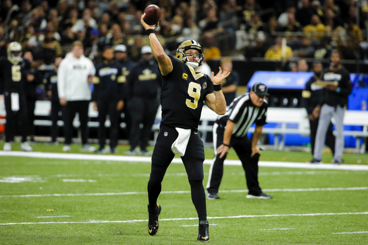 November 29, 2018: New Orleans Saints quarterback Drew Brees #9 passes to  New Orleans Saints wide receiver Michael Thomas #13 during a Thursday Night  Football NFL game between the New Orleans Saints