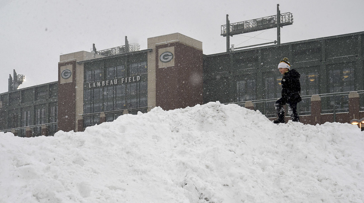 Hundreds turn out to shovel snow at Lambeau Field