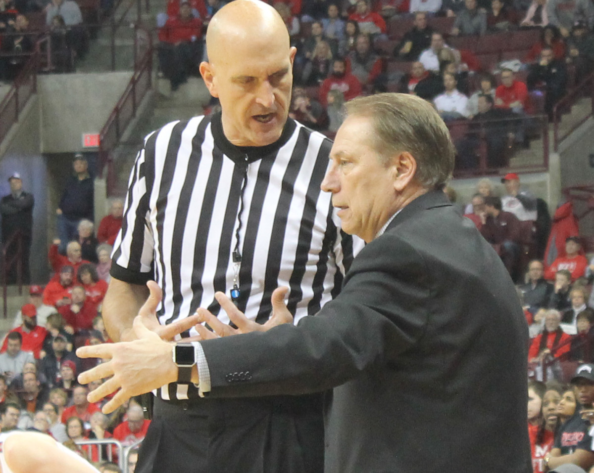 Tom Izzo trying to express his displeasure with the officiating. (Photo: Dennis O'Connor, Spartan Nation)