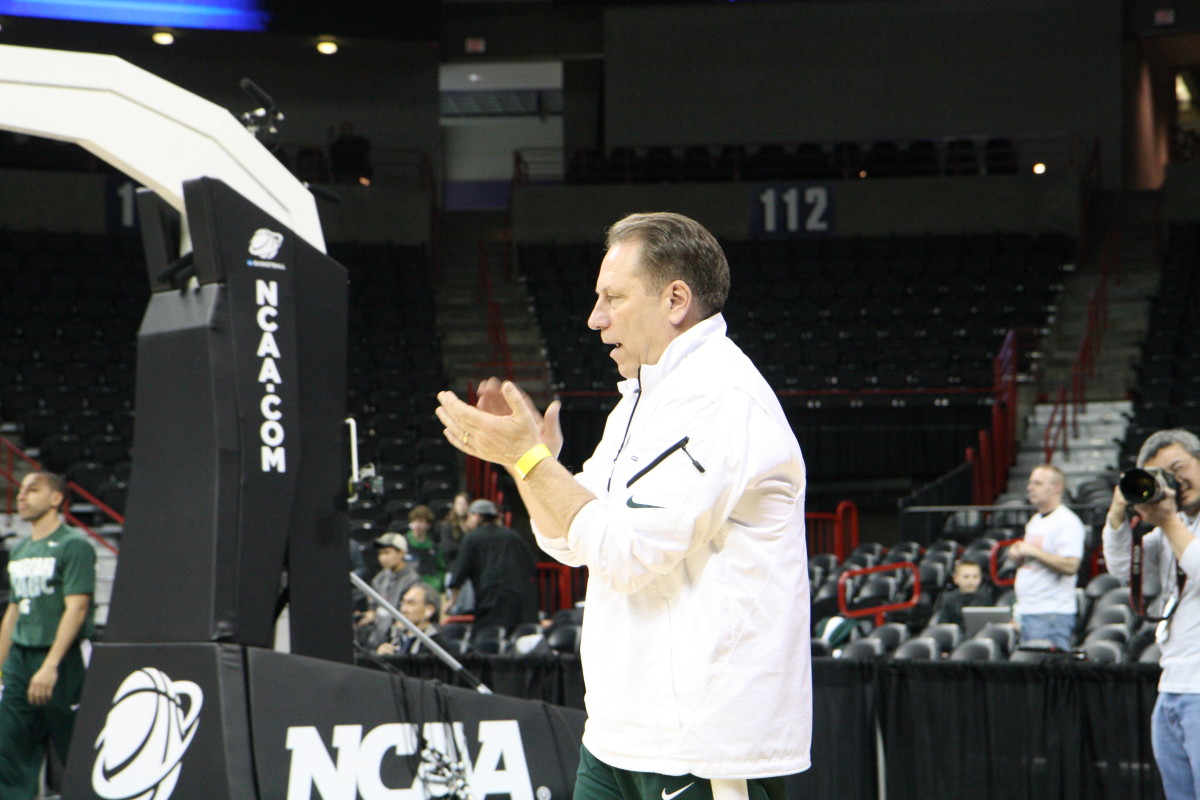 Izzo clapping at practice NCAA Spokane 14